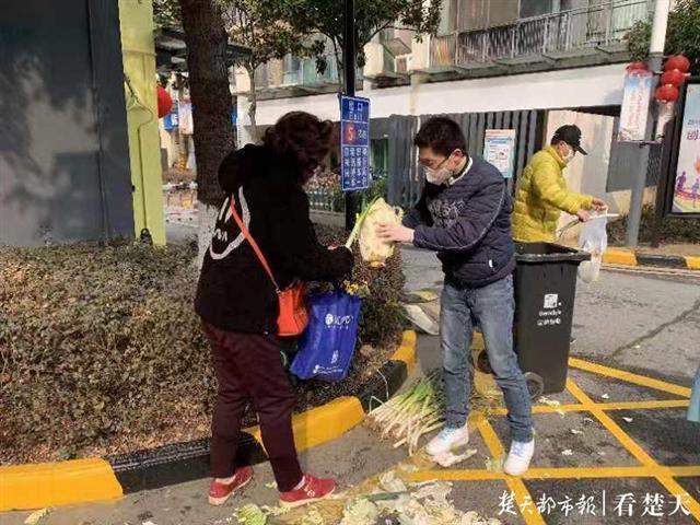 妻子重病女儿住院，武汉洪山区这名社区党支书仍坚持驻守社区