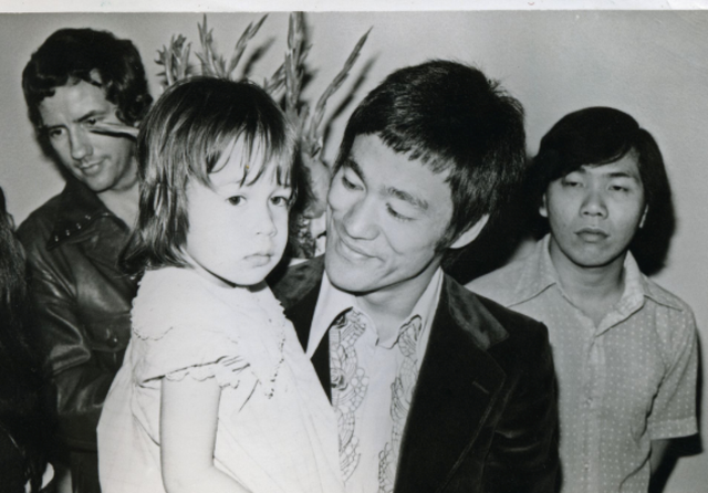 李小龙罕见旧照，一家四口老婆很漂亮，抱着女儿画面温馨