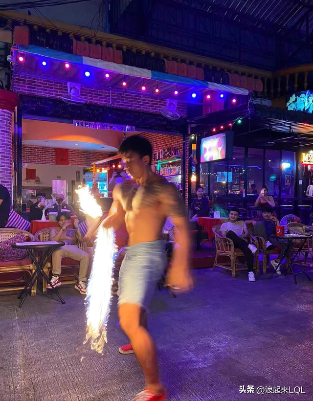 攻略｜芭提雅中天海滩男孩街，人妖歌舞秀，欧美风酒吧打卡