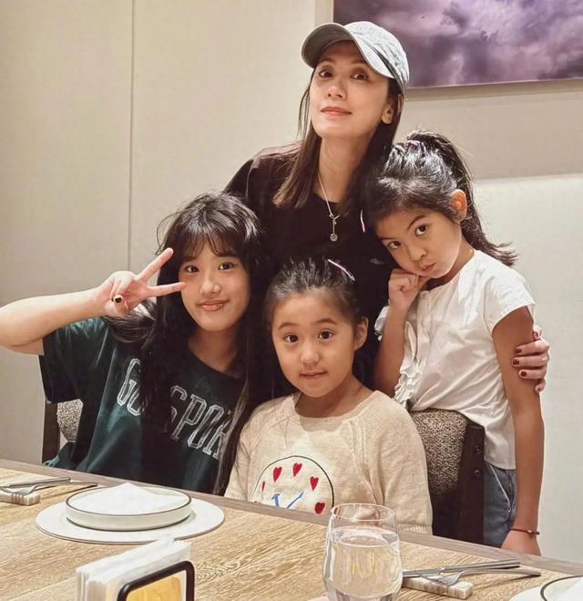 贾静雯带大女儿聚会，19岁梧桐妹唇钉抢眼，俩人不像母女似姐妹