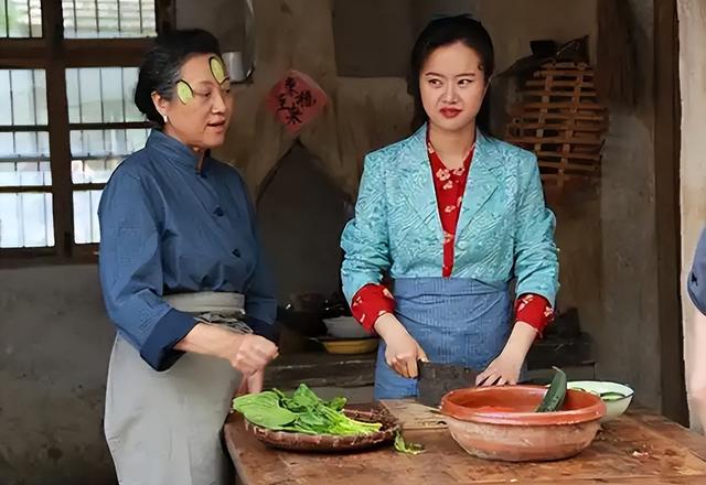 演员何翯:戏里土的掉渣,戏外嫁帅气初恋老公,一家三口其乐融融