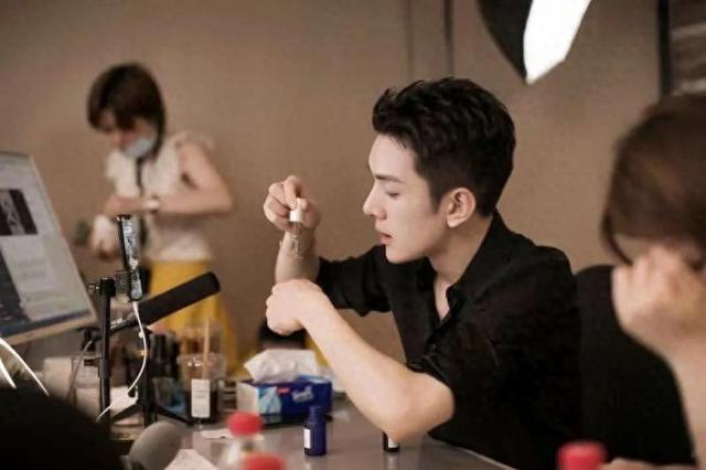 网红界的一股清流,不直播不带货,4000万粉丝的邵宇轩图了啥?