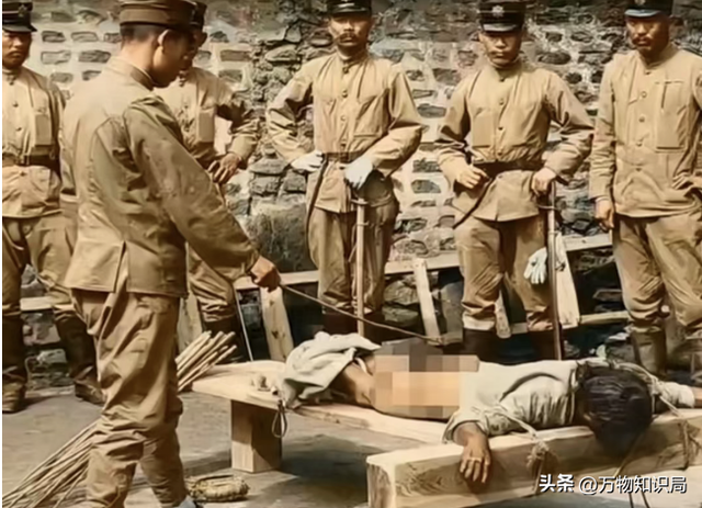1940年,日军禁止公开的照片,一名慰安妇女孩表情呆滞,命运难测