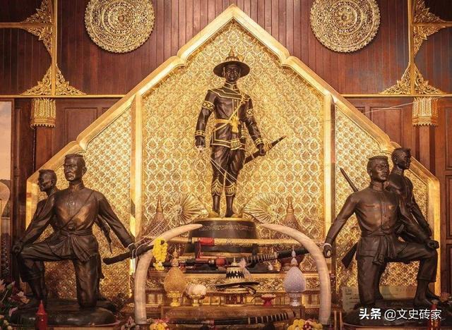 泰国唯一的华人皇帝，受国民爱戴却被部将残杀，死前留下恶毒诅咒