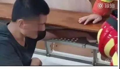 报告消防员蜀黍：这里有人卡住了......