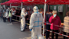 【疫情当前 警察不退】上海虹口：“三人小组”抗疫情