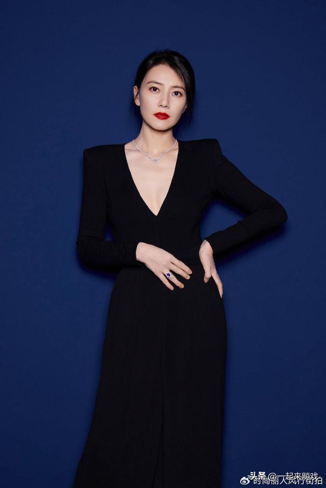 高圆圆眼波流转，顾盼生辉，一代佳人