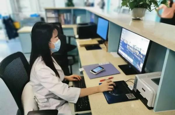 这对“神仙母女”火了！双双考上研究生，做完同事做同学