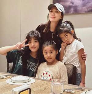 贾静雯大女儿(贾静雯带大女儿聚会,19岁梧桐妹唇钉抢眼,俩人不像母女似姐妹)