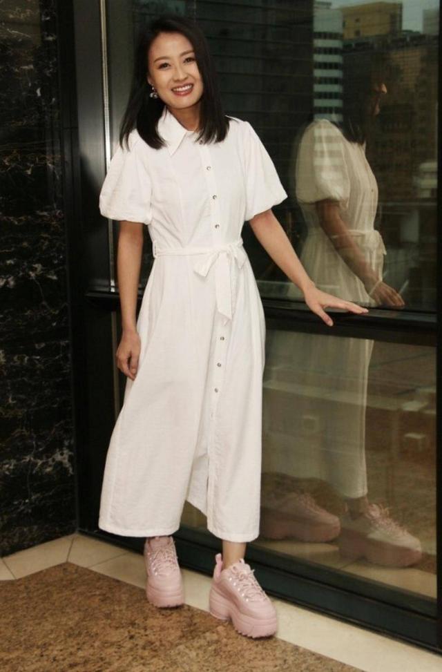 前TVB女星和老公相识18年公开婚姻保鲜法，育三子女仍像少女