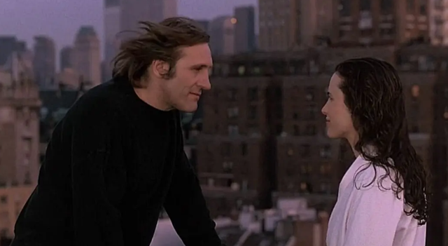 法国情侣假结婚只为美国绿卡，黑色幽默的《绿卡》，引人深思