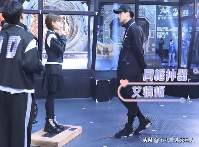 怪不得电视剧只拍上半身！踩“高跷”、垫箱子，看了花絮太尴尬