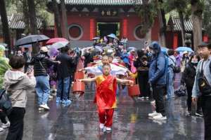 少林十八小铜人(少林十八铜人亮相，引领万名游客参与“功夫跑”)