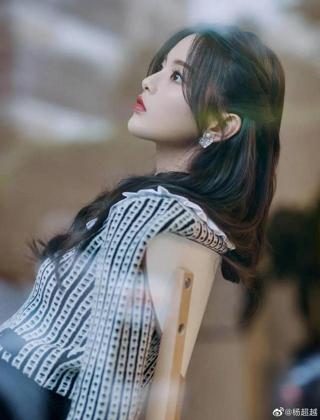 笨小孩杨超越：初中辍学、流水线打工，她如何从江苏农村逆袭？