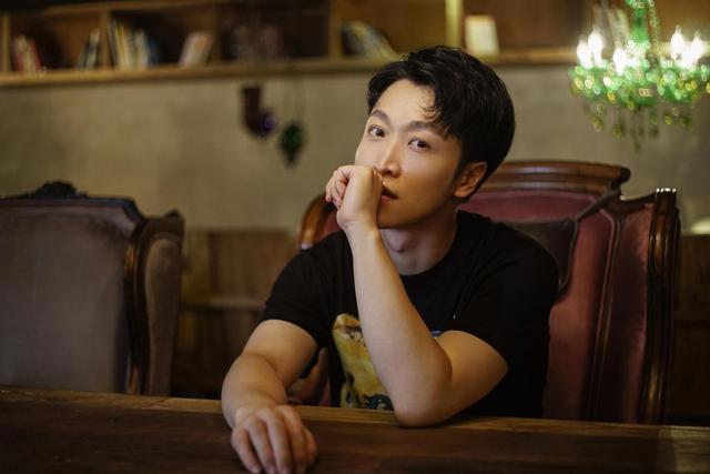 张海宇咖啡店大片曝光 帅气绽笑颜阳光有型