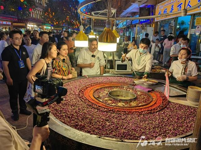 “一起看中国”新疆行采访团成员惊叹喀什的快速发展