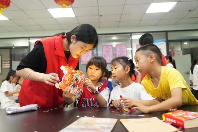 在家摆几套桌椅就办“小饭桌”?半月谈:谨防校外托管“脱管”