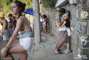 街头接吻(世界接吻日：街头热吻的TA们)