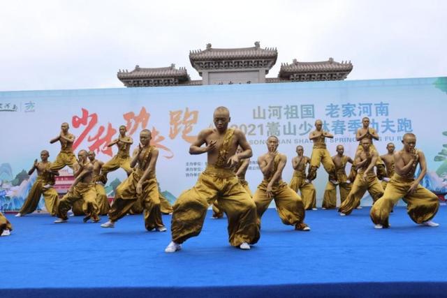 少林十八铜人亮相，引领万名游客参与“功夫跑”