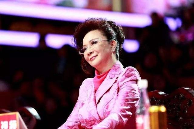 蔡明之子丁丁:36岁还未婚,是蔡明的骄傲也是她的心病