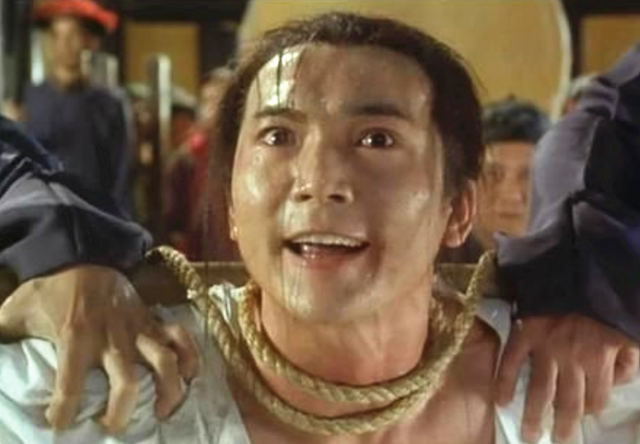 54岁邹兆龙内地拍戏，与女友人到小店吃肠粉接地气，妻儿定居国外