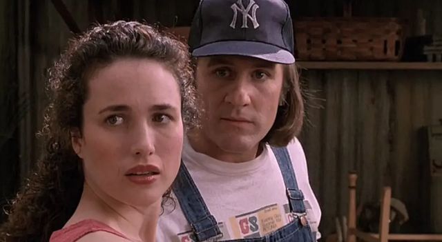 法国情侣假结婚只为美国绿卡，黑色幽默的《绿卡》，引人深思