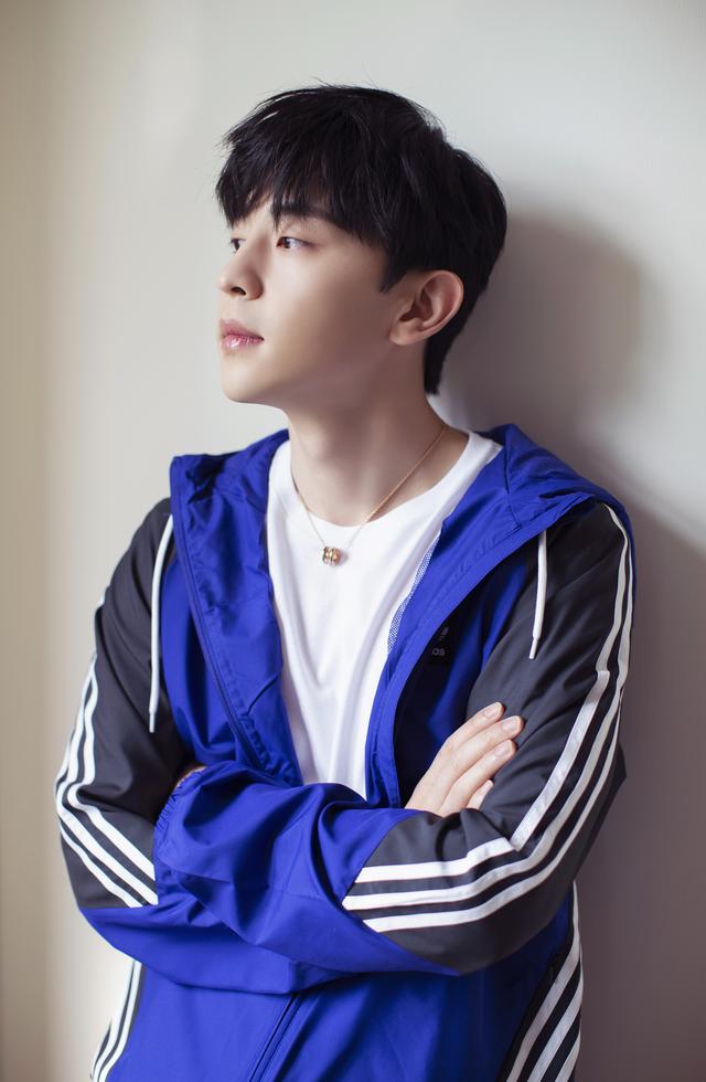 邓伦工作室放美照,利落短发五官精致,一双狐狸眼惹人爱