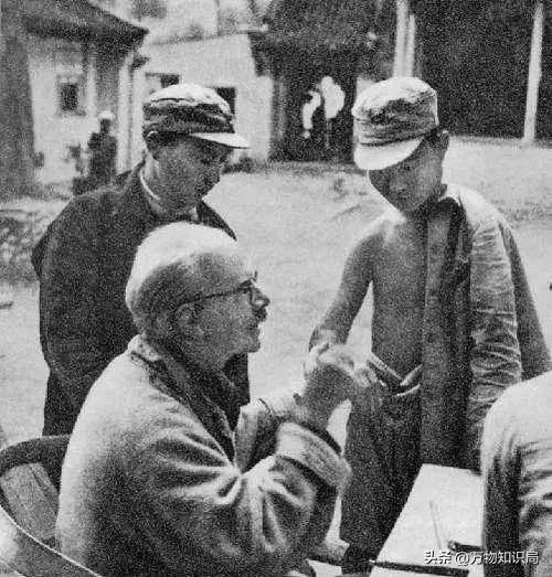 1940年,日军禁止公开的照片,一名慰安妇女孩表情呆滞,命运难测