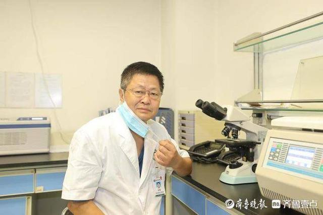 女子沙滩上自拍被大浪卷下海！不会水的医生下海救人，保安接力