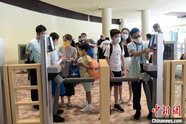 香港海洋公园水上乐园正式开放 游客享受嬉水乐趣