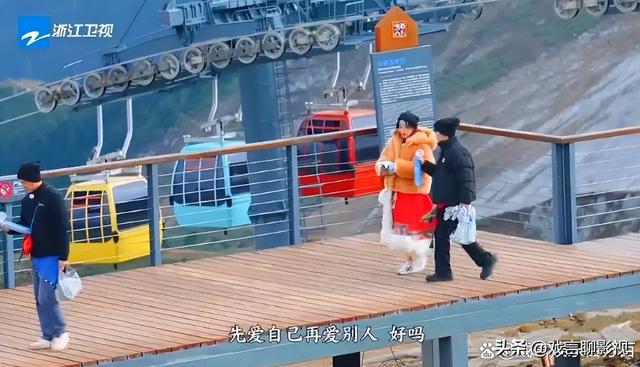 微博之夜：周深再次夺冠，领奖尽显绅士风度，走心言论感动全网！