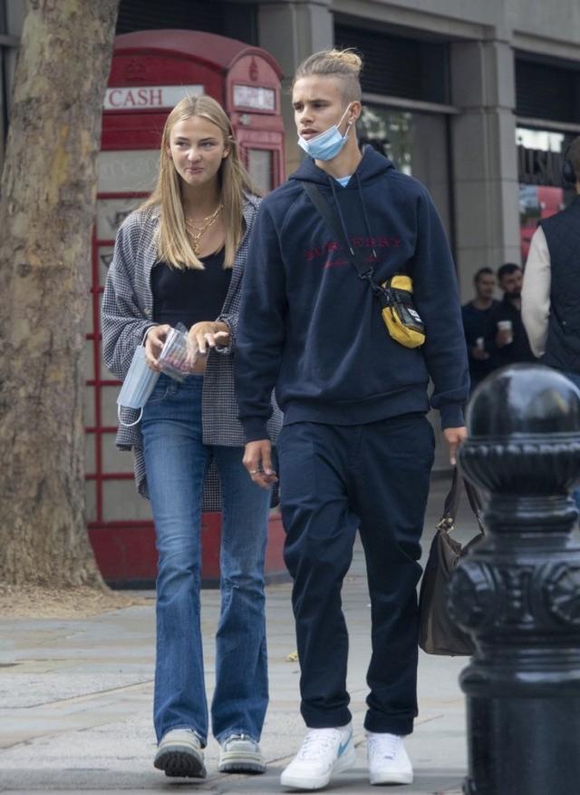 贝克汉姆“最帅儿子”罗密欧出街，和女友有说有笑很甜蜜，像贝嫂