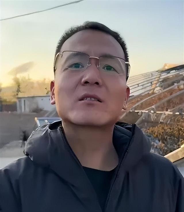 网红小狗艾特被直播洗澡后去世，千万粉丝网红潘宏道歉称“都是我的错”，此前曾被频繁举报“虐狗”