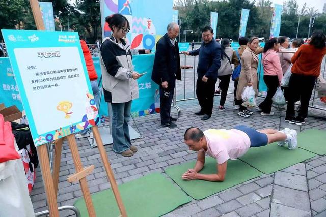 燃烧卡路里！温江街头上演“体能大挑战”
