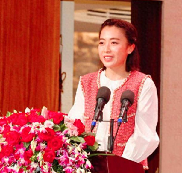 “小娱记”甘比：战败N个一线女星，击溃吕丽君，终成400亿女富豪