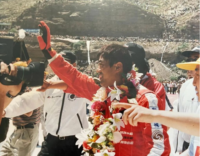 “大哥”柯受良去世18年后，刘德华、张学友照顾其妻儿怎样了？