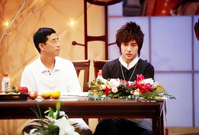 星途坎坷的薛之谦：高调与前妻复合，前女友爆料让他人设坍塌