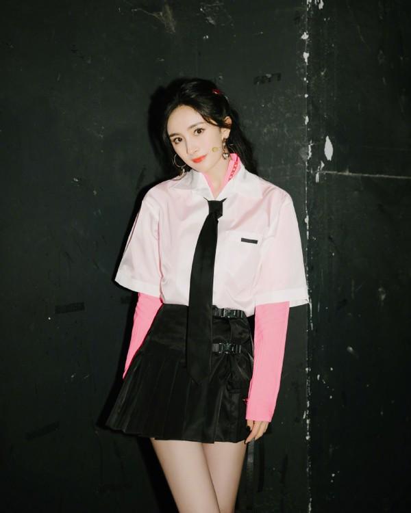 最近火了一种新穿法叫：“上半身少女，下半身欲女”，杨幂都上头