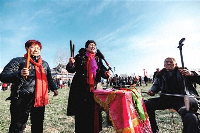 600亩的麦田上，天南海北曲艺人共赴“马街之约” 天为幕地为台 麦田里面听戏来