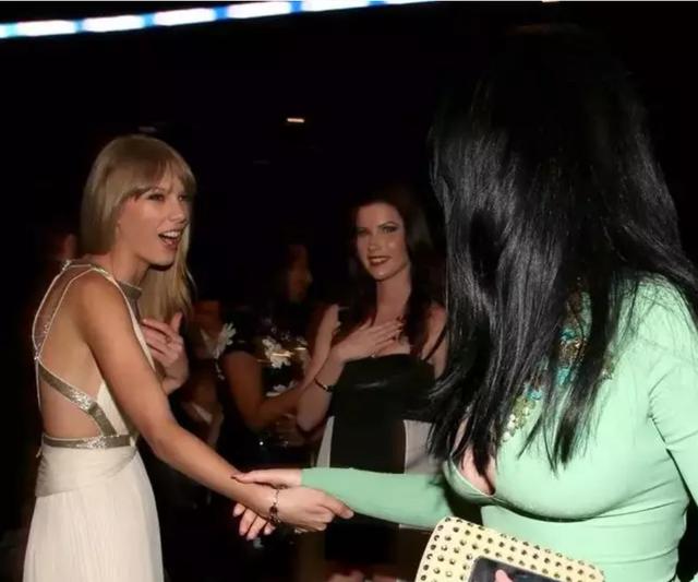 霉霉跟水果姐都和好了，姐妹之间的感情真的大过天啊