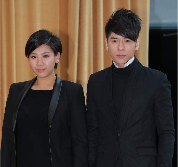 港媒指郑欣宜向男歌手许廷铿求婚，现场画面曝光，男方笑得站不稳