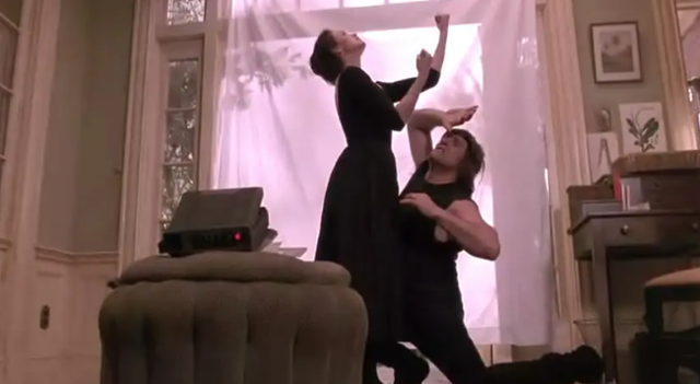 法国情侣假结婚只为美国绿卡，黑色幽默的《绿卡》，引人深思