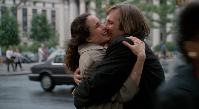 法国情侣假结婚只为美国绿卡，黑色幽默的《绿卡》，引人深思