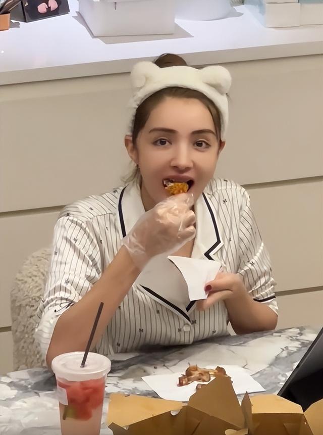 姜潮开车带妻儿外出！麦迪娜素颜状态真实，3岁儿子精致似洋娃娃