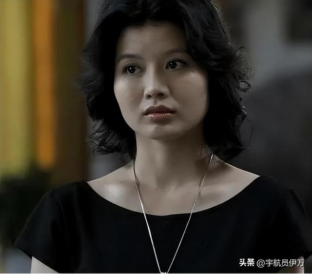 她是“军旅霸王花”，人美演技好却遭丈夫背叛，如今生活简单幸福