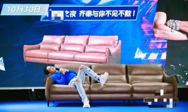 齐秦打扮年轻现身小商演，肚腩暴露真实年龄，舞台简陋不影响卖力献唱