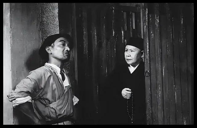 再读鲁迅的《阿Q正传》：为什么一个地保都敢明目张胆的敲诈？