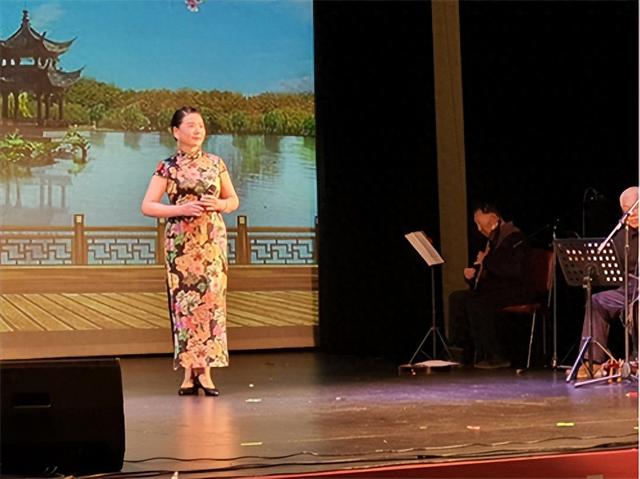 鄂州京剧张派青衣关萍将国粹带出国门,一曲娄山关唱响澳洲墨尔本