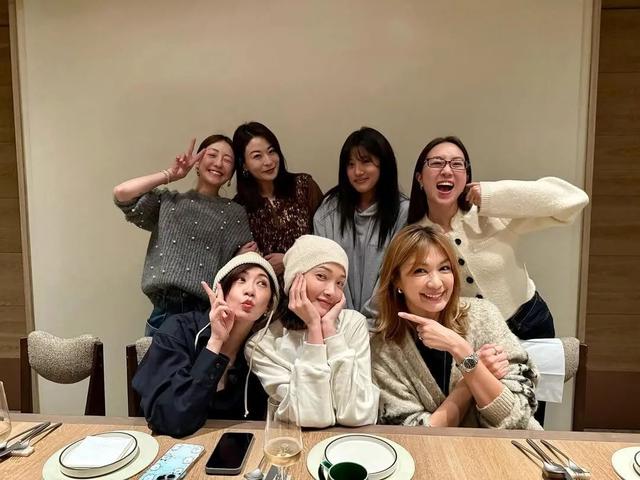 贾静雯带大女儿聚会，19岁梧桐妹唇钉抢眼，俩人不像母女似姐妹