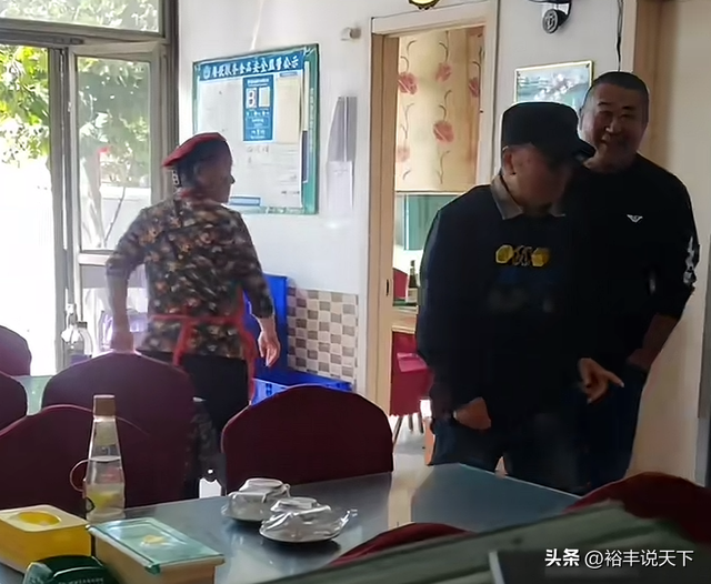 78岁李保田现身苍蝇小馆！上二楼毫不费劲，已定居山东威海养老